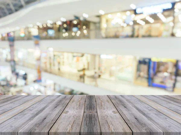 Drewniana tablica pusta tabela rozmazane tło. Perspektywa brązowy drewno ponad rozmycie w sklepie - mogą być używane do wyświetlania lub montaż produktów. Makiety do wyświetlania produktów. — Zdjęcie stockowe
