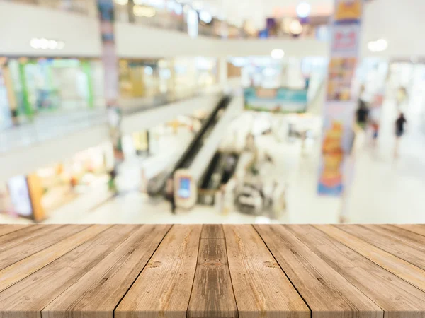 Tablero de madera mesa vacía fondo borroso. Perspectiva de madera marrón sobre desenfoque en los grandes almacenes - se puede utilizar para la exhibición o montaje de sus productos.Mock up para la exhibición del producto . — Foto de Stock