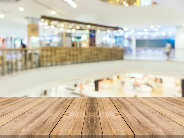 Tavola in legno tavolo vuoto sfondo sfocato. Prospettiva legno marrone su sfocatura nei grandi magazzini - può essere utilizzato per visualizzare o montare i vostri prodotti. finto per la visualizzazione del prodotto . — Foto Stock