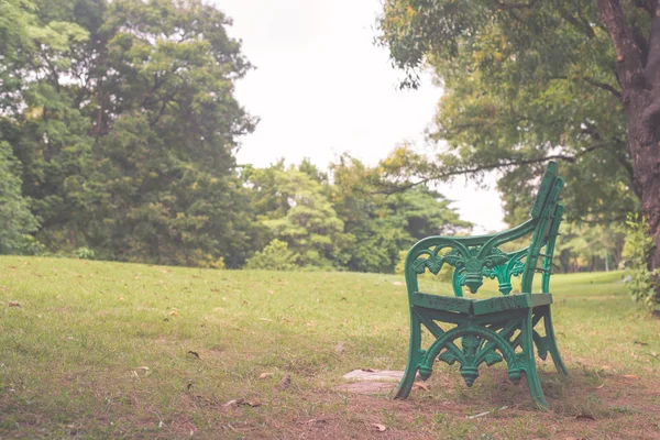 Ława pod drzewem piękny kolorowy jesienny Park w słoneczny dzień. Vintage filtrowane obrazu. — Zdjęcie stockowe