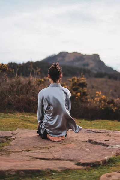 Jovem Fazendo Tai Chi Terno Chinês Meditando Montanha Fotografias De Stock Royalty-Free