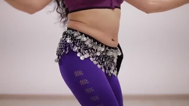Młody Długie Włosy Arabskie Kobieta Uczy Jak Taniec Brzucha — Wideo stockowe