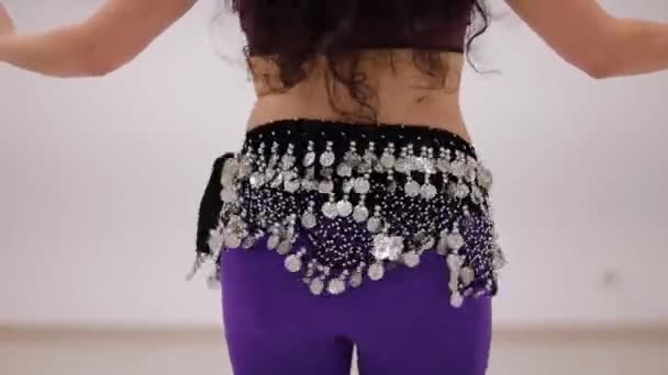 머리가긴 아라비아 가배를 춤추는 방법을 가르친다 — 비디오