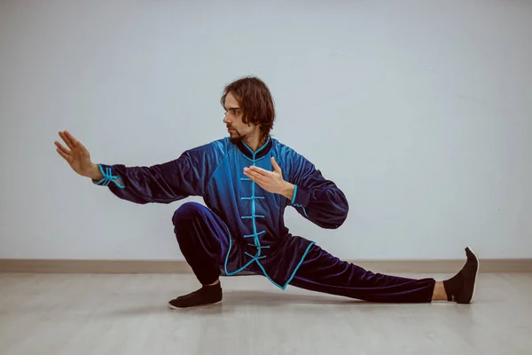 Professor Tai Chi Traje Chinês Dando Aula Seu Escritório Fotografia De Stock