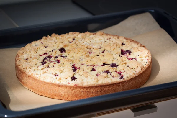 Torta dolce di ciliegie fresca fatta in casa con farina integrale su fondo cucina pronta da cuocere, primo piano — Foto Stock