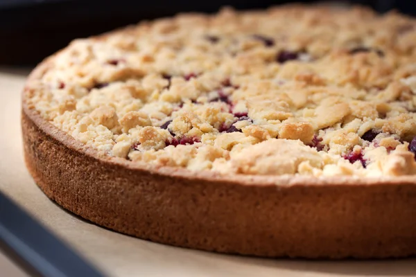 Torta dolce di ciliegie fresca fatta in casa con farina integrale su fondo cucina pronta da cuocere, primo piano — Foto Stock