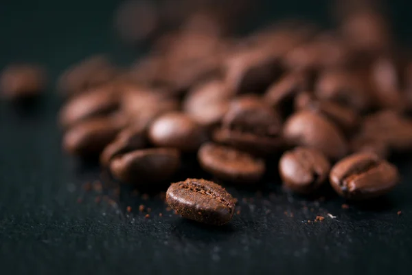Ziarna kawy na ciemnym tle tła — Zdjęcie stockowe