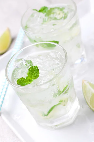 Cocktail de mojito froid sans alcool avec citron vert frais, menthe et glace concassée sur fond de cuisine — Photo
