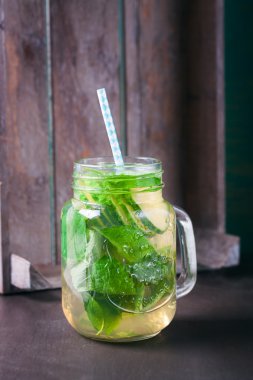 Lezzetli renkli içecek soğuk yeşil çay, nane ve salatalık ile