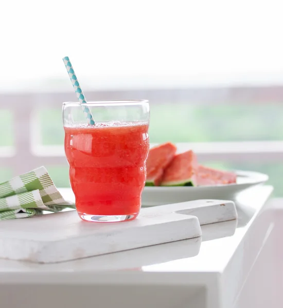 Σπιτικό ζουμερά κρύο ποτό με καρπούζι και νερό σε ένα ποτήρι — Φωτογραφία Αρχείου