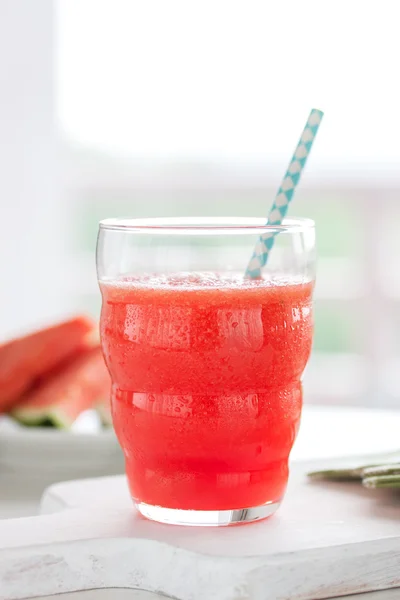 Zelfgemaakte sappige koud drankje met watermeloen en water in een glas — Stockfoto