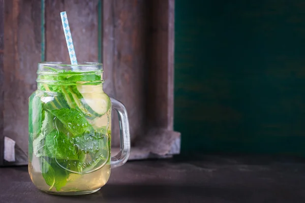 Lekker kleurrijk drankje met koude groene thee, munt en komkommer — Stockfoto