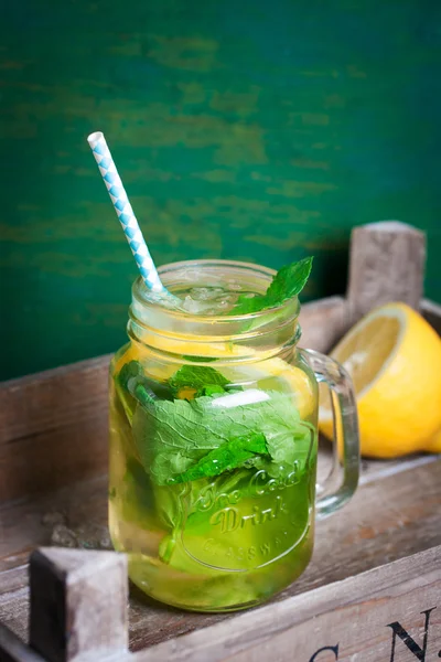 Lezzetli renkli içecek soğuk yeşil çay, nane ve limon cam kavanozda
