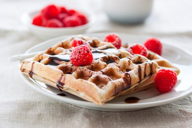 Kahvaltıya hazır ahududu ve çikolata soslu lezzetli ev yapımı waffle