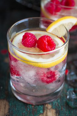 Köpüklü su ve ezilmiş buzlu ev yapımı yaz soğuk ahududu limon kokteyli