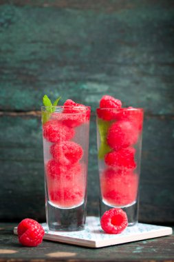 Bir vintage backgroun gözlük buz, berry şurubu ve alkol ile ev yapımı yaz soğuk ahududu kokteyl