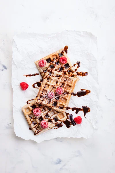 Kahvaltıya hazır ahududu ve çikolata soslu lezzetli ev yapımı waffle