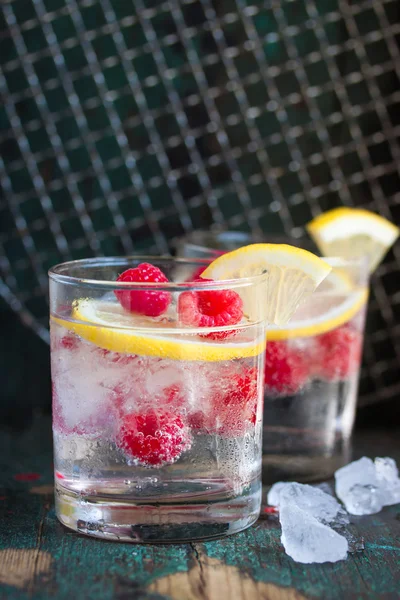 Cocktail maison au citron framboise froid d'été avec eau pétillante et glace concassée — Photo