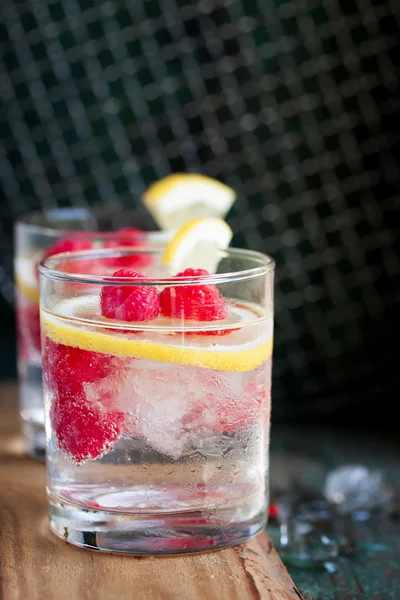 Cocktail maison au citron framboise froid d'été avec eau pétillante et glace concassée — Photo