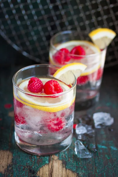 Cocktail maison au citron framboise froid d'été avec eau pétillante et glace concassée — Photo
