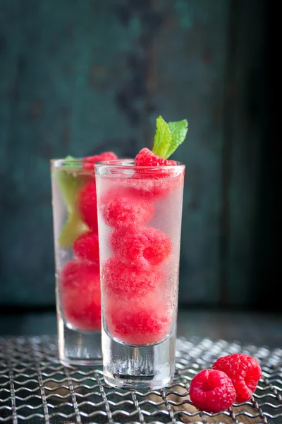 Buatan rumah musim panas koktail raspberry dingin dengan es, sirup berry dan alkohol dalam gelas pada backgroun vintage — Stok Foto