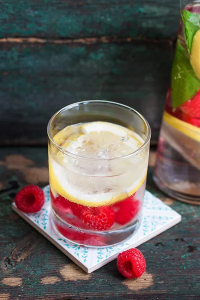 Cocktail maison au citron framboise froid d'été avec eau pétillante et glace concassée dans des verres — Photo