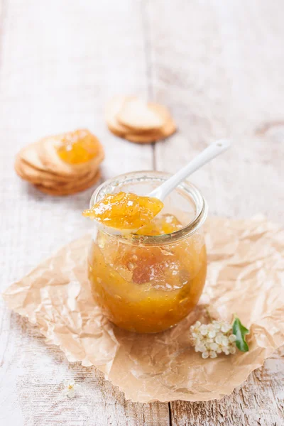 Fresh fruity juicy jam with figs in a jar with crackers and cottage cheese for breakfast — Stock Photo, Image