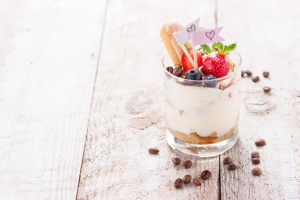 Homemade italian dessert tiramisu with strawberries, mint and cocoa in glass jars, closeup — Stock Photo, Image