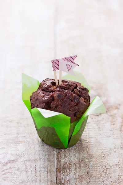 Choklad muffin för fest eller födelsedag på en trä bakgrund med kopia utrymme — Stockfoto