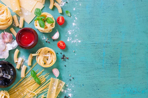 Latar belakang makanan Italia dengan berbagai jenis pasta, kesehatan atau konsep vegetarian . — Stok Foto