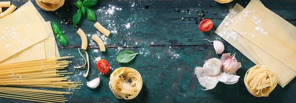 Fundo alimentar italiano com diferentes tipos de macarrão, saúde ou conceito vegetariano . — Fotografia de Stock