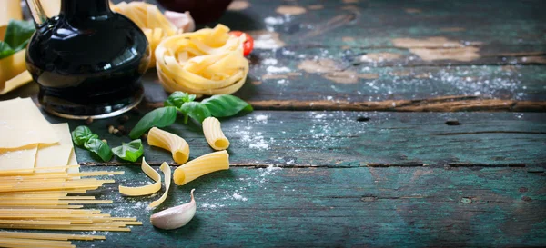 Fondo de la comida italiana con diferentes tipos de pasta, salud o concepto vegetariano . — Foto de Stock