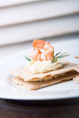 Meze kanepe karides, peynir ve dereotu küçük bir somun ekmek üzerinde