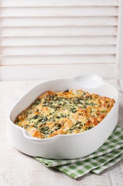 Ispanak, peynir ve filo ile ev yapımı pasta pasta