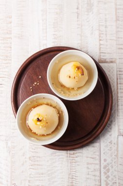 Ev yapımı dolması veya armut ile beyaz şarap, bal ve fındık bir kase pişmiş