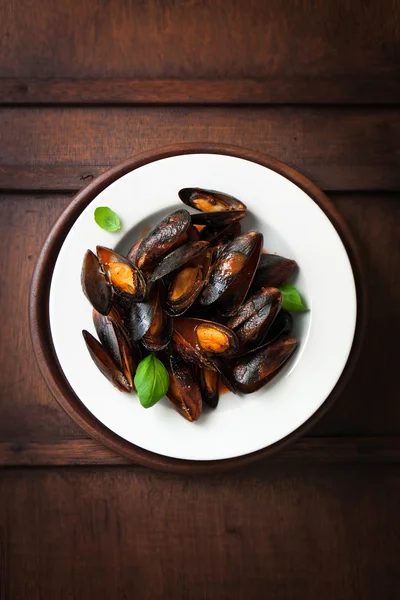 Hausgemachte gekochte Muscheln mit Knoblauch, Tomatensauce, italienischen Kräutern, Weißwein und frischem Basilikum — Stockfoto
