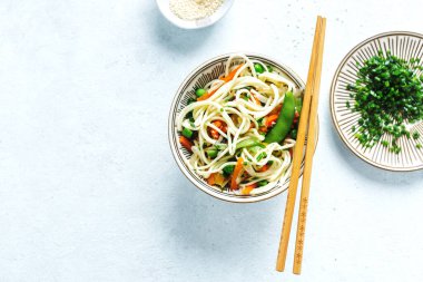 Sebze ve susamlı Asya eriştesi kasede servis edilir.. 