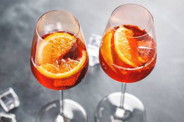 Bardakta servis edilen portakal dilimli Aperol sprey kokteyli. Yakın çekim. 