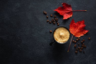 Sonbahar arkaplanı, fincanda taze kahve ve akçaağaç yaprağı.. 