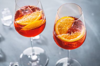 Bardakta servis edilen portakal dilimli Aperol sprey kokteyli. Yakın çekim. 