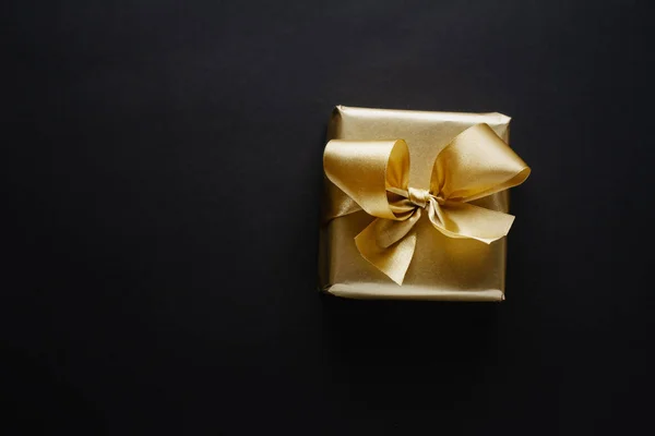 Όμορφο Χρυσό Κουτί Χριστουγεννιάτικο Δώρο Χρυσή Κορδέλα Σκούρο Φόντο — Φωτογραφία Αρχείου