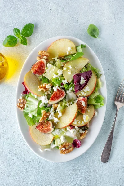 Höstsallad Med Äpplen Fikon Och Ost Serveras Tallriken Utsikt Ovanifrån — Stockfoto