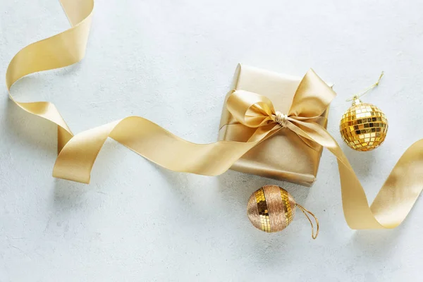Όμορφο Χρυσό Κουτί Χριστουγεννιάτικο Δώρο Χρυσή Κορδέλα Φωτεινό Φόντο — Φωτογραφία Αρχείου