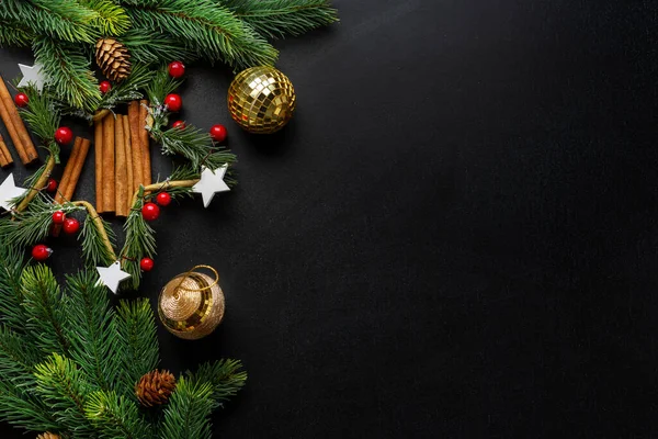 Χριστουγεννιάτικο Ντεκό Έλατο Και Μπιχλιμπίδια Σκούρο Φόντο Επίπεδο Lay Χριστουγεννιάτικη — Φωτογραφία Αρχείου