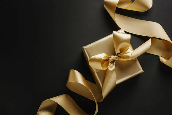 Όμορφο Χρυσό Κουτί Χριστουγεννιάτικο Δώρο Χρυσή Κορδέλα Σκούρο Φόντο — Φωτογραφία Αρχείου