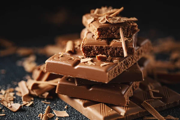Gebroken Chocoladerepen Donkere Achtergrond Een Close Chocolade Achtergrond Sluitingsdatum — Stockfoto