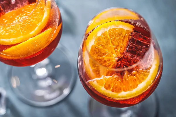 Aperol Spritz Cocktail Med Apelsinskivor Serveras Glas Närbild — Stockfoto