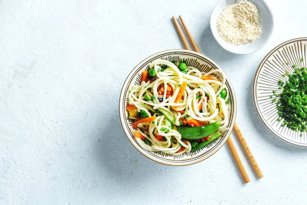 Ασιατικά Noodles Λαχανικά Και Σουσάμι Σερβιρισμένα Μπολ — Φωτογραφία Αρχείου