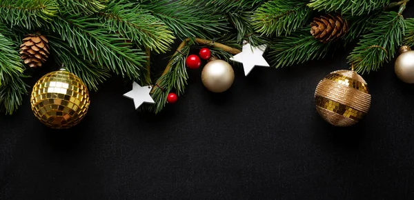 Noel Deco Köknar Karanlık Arka Planda Takılar Düz Yat Noel — Stok fotoğraf