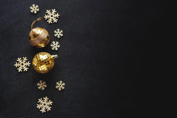 Χρυσά Μπιχλιμπίδια Χρυσές Νιφάδες Χιονιού Σκούρο Φόντο Χριστουγεννιάτικη Ιδέα — Φωτογραφία Αρχείου
